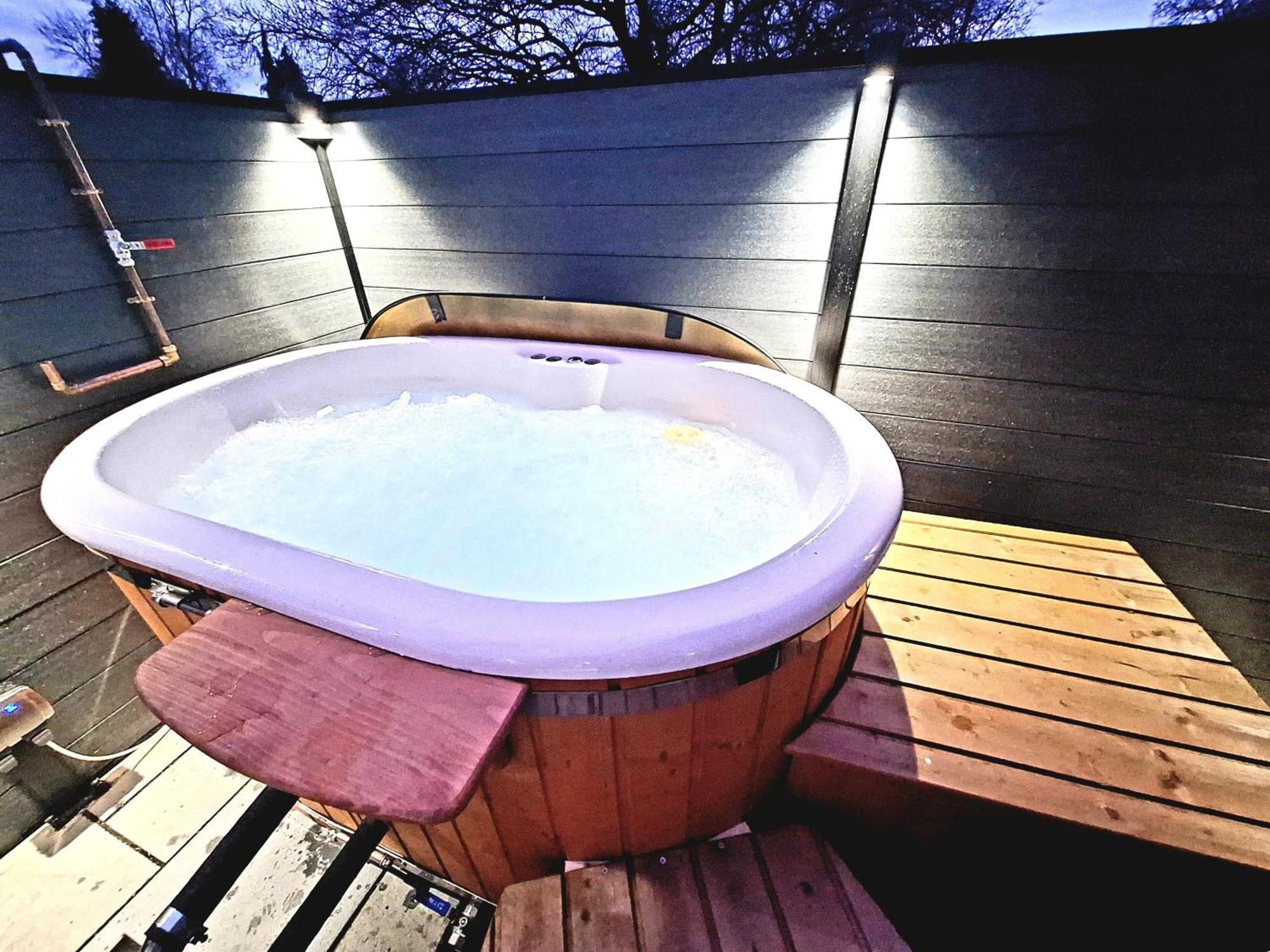 Dog Friendly Escape, Rare Hot Tub By Request Apartment Norwich Exterior photo